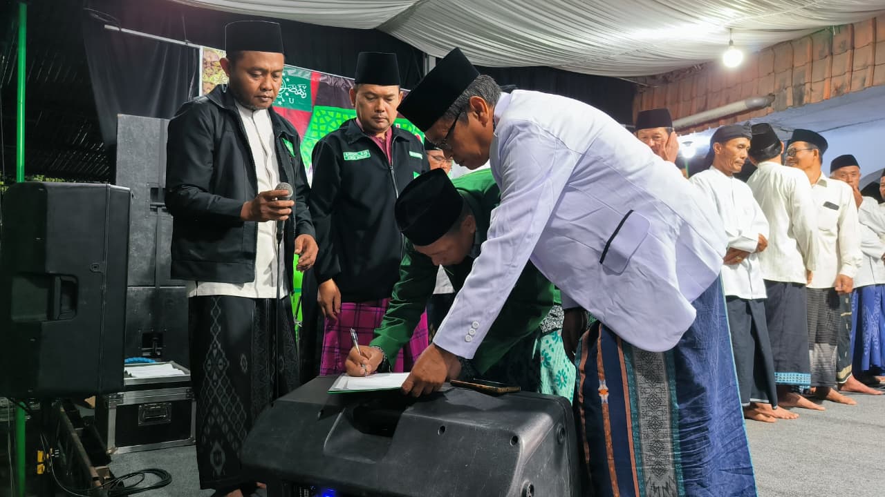 Resmi Dilantik, Duet Ust. Ali Khudlori dan Ust. Rojab Badawi Nahkodai NU Ranting Bojong Kelor - Foto 2