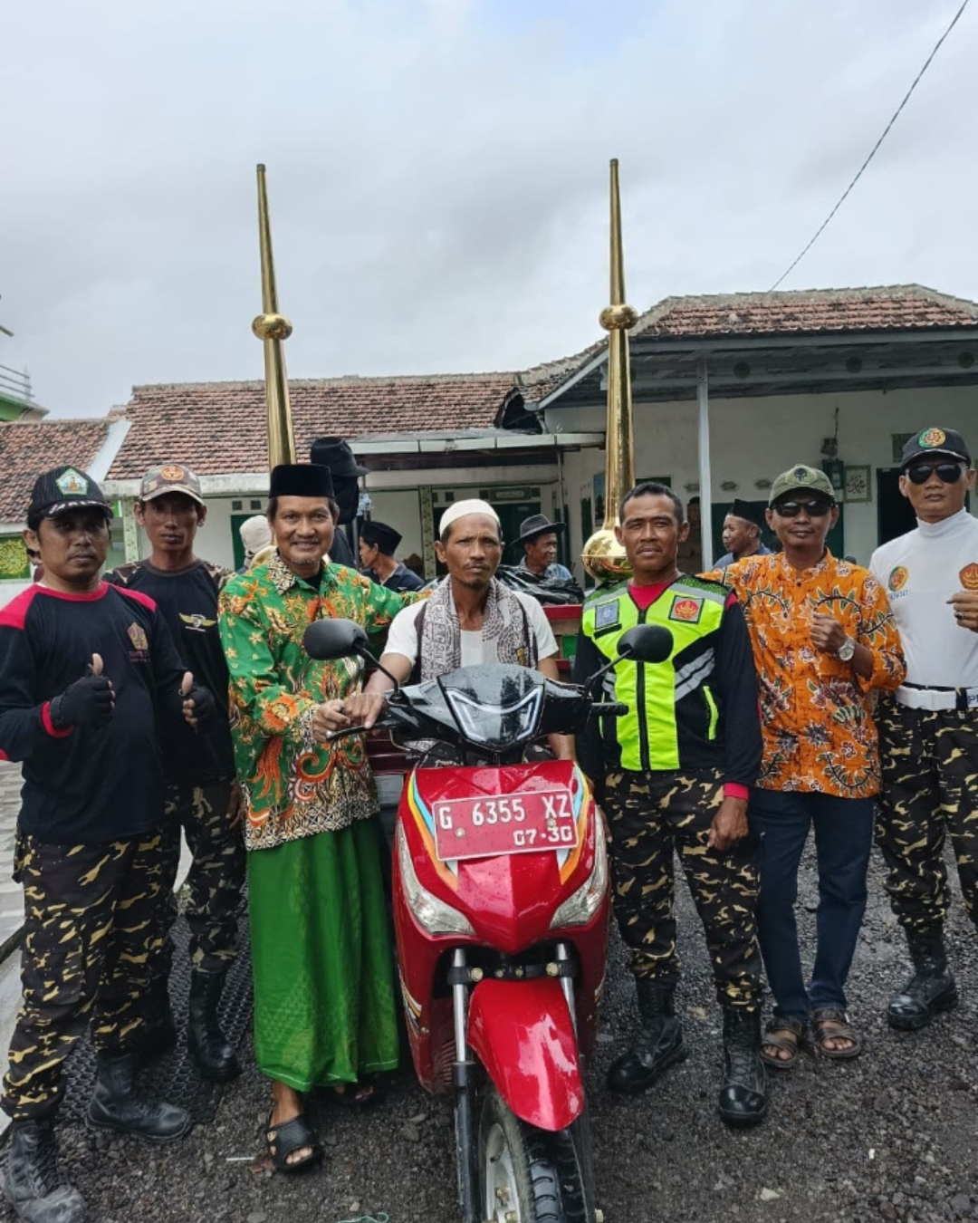 Simbol Keagungan Umat, Warga Warureja Gelar Arak-Arakan Mustaka Masjid Baeturrohim