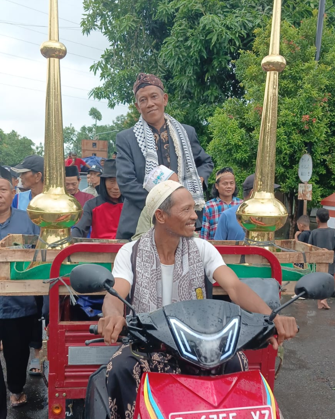 Simbol Keagungan Umat, Warga Warureja Gelar Arak-Arakan Mustaka Masjid Baeturrohim - Foto 2