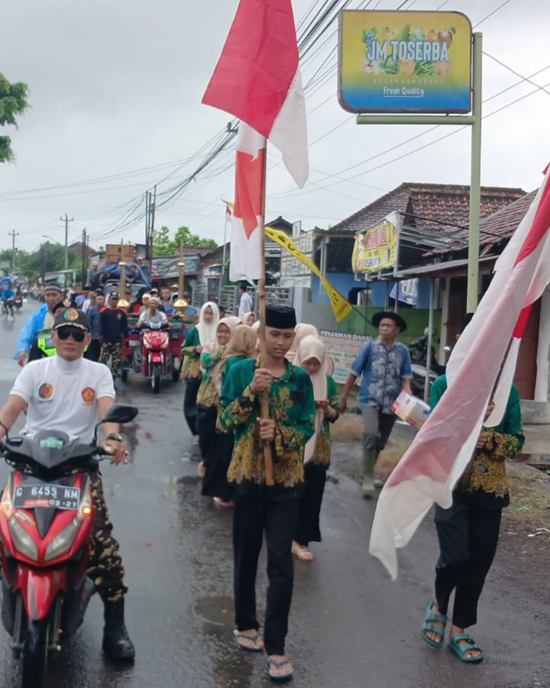 Simbol Keagungan Umat, Warga Warureja Gelar Arak-Arakan Mustaka Masjid Baeturrohim - Foto 3