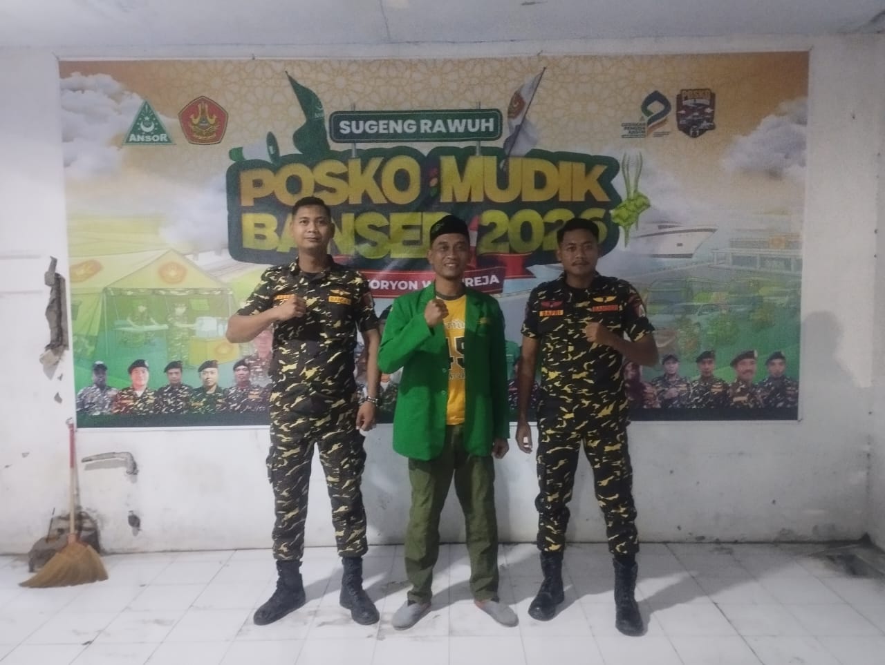 Kawal Arus Mudik 2026, Banser dan Ansor Warureja Siagakan Posko Pelayanan di Pospol Babadan - Foto 3